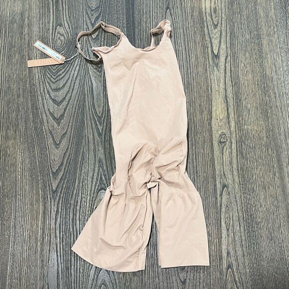 NWT Skims Everyday Sculpt Mid Thigh Bodysuit Shapewear Scoop Neck Clay Size M - Picture 1 of 4